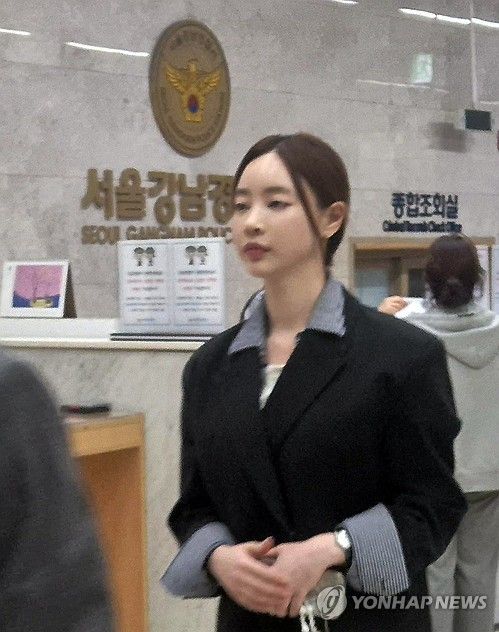 조사 마치고 귀가하는 양정원 (서울=연합뉴스) 이의진 기자 = 필라테스 가맹 사기 의혹을 받는 필라테스 강사 출신 방송인 양정원 씨가 29일 서울 강남경찰서에서 피의자 신분으로 조사를 받은 뒤 귀가하고 있다. 2026.4.29 lynn@yna.co.kr(끝)