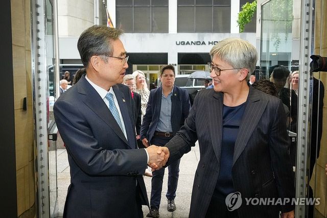 호주 외교 장관과 인사하는 조현 장관