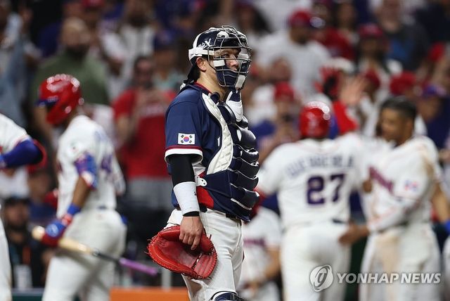 세이프 판정에 아쉬워하는 포수 박동원
