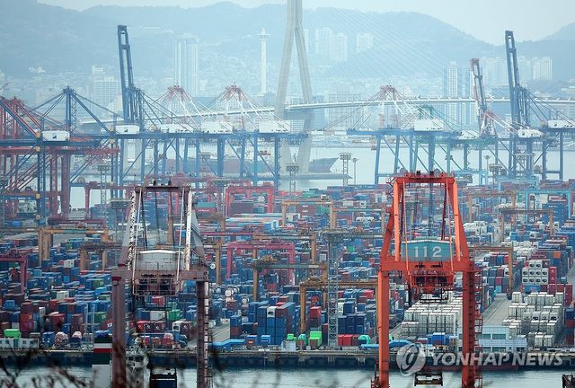 반도체 호황에 무역액 2년 연속 증가…수출입 기업 수 역대 최대