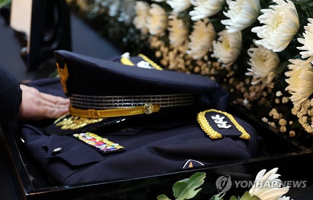 영정 앞에 놓인 고 이승철 경정의 정복