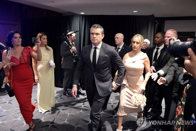 총격사건 발생 후 만찬장 빠져나가는 헤그세스 장관 부부 