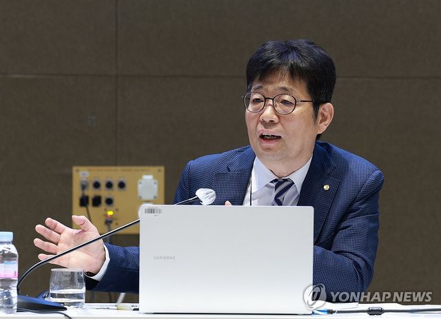 기자간담회 하는 유상대 한국은행 부총재
