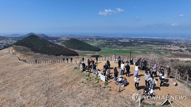 제주 새별오름 정상에서 즐기는 공연