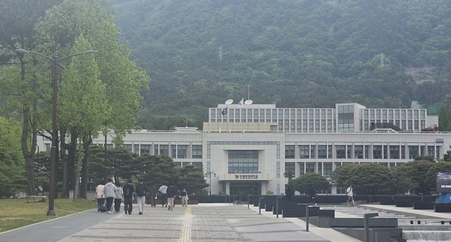 국립창원대 교정 걷는 학생들