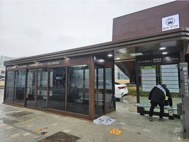 야간에 이동노동자 간이 쉼터로 바뀌는 스마트 버스승강장
