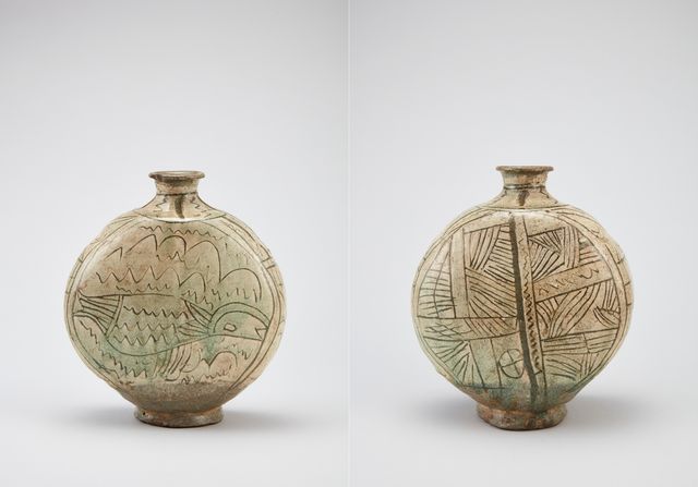 '분청사기 음각선어문 편병' 