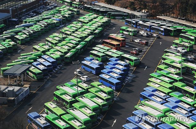 지난 1월 파업으로 멈춰선 버스