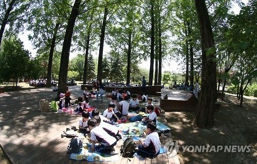 봄 소풍 나온 초등학생들