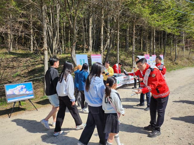 산불예방 캠페인 벌이는 최수천 동부지방산림청장