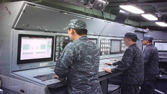 해군이 양만춘함 통합기관제어체계(ECS) 장비를 운용하는 모습