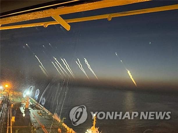 호르무즈 해협을 항해 중인 한국 선박의 선원이 직접 촬영한 미사일 발사 장면