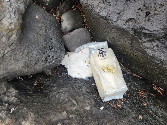 30일 서귀포시 대정읍 가파도 선착장 인근 갯바위에서 발견된 차 봉지로 위장한 마약