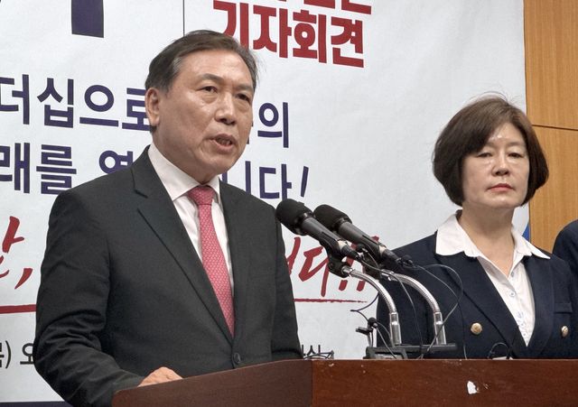 기자회견하는 국민의힘 양정무(왼쪽) 전북도지사 예비후보