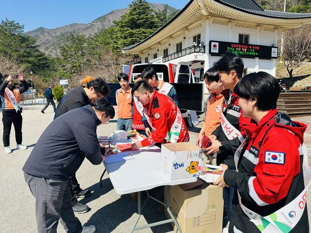 산불예방 캠페인 벌이는 최수천 동부지방산림청장