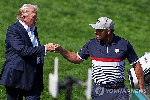 라이더컵 대회에서 인사하는 트럼프 대통령과 브라이슨 디섐보