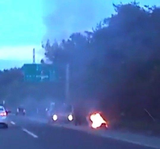 갓길에 멈춘 화재 차량