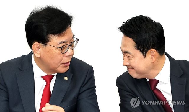 얘기 나누는 장동혁 대표와 송언석 원내대표