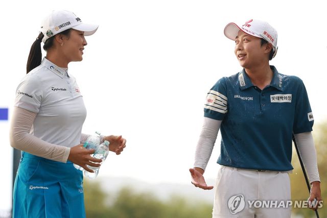 김효주(오른쪽)와 윤이나