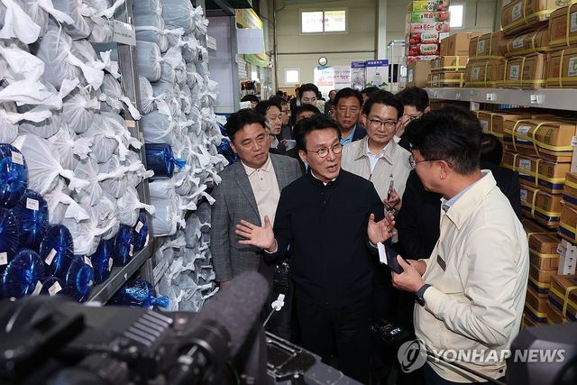 농번기 맞아 농자재 중동전쟁 영향 살피는 김민석 총리