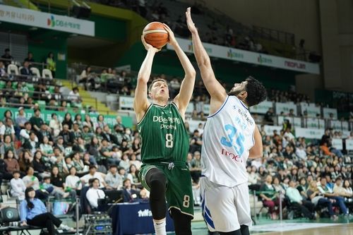 DB 헨리 엘런슨(8번)의 슛