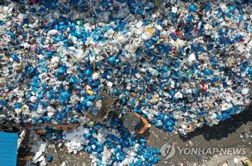 폐기물 선별장에 쌓인 재활용품. [연합뉴스 자료사진]