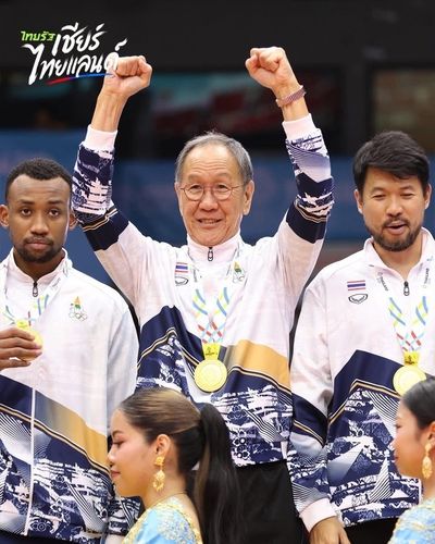 SEA게임서 태국 남자배구 대표팀의 우승을 이끈 박기원 감독(중앙)