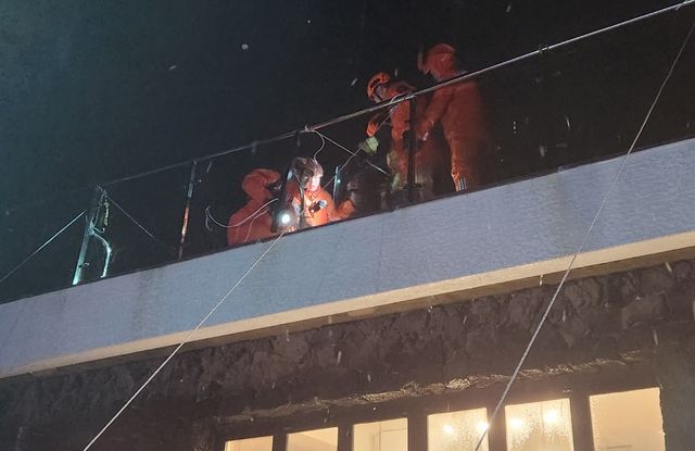 강풍에 흔들린 유리 난간 안전조치하는 소방대원들