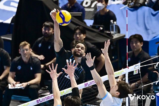 공격하는 현대캐피탈의 레오(중앙)