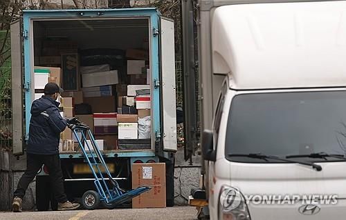 상품 운반하는 택배 직원