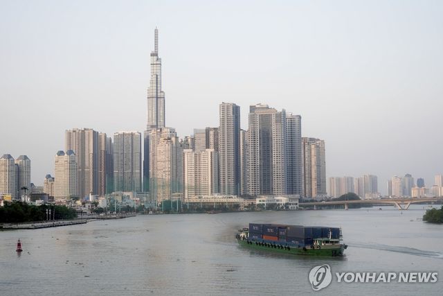 베트남 경제 중심지인 남부 호찌민시 앞바다를 오가는 컨테이너선의 모습.