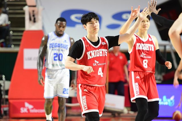 동료들과 하이파이브하는 SK의 김낙현