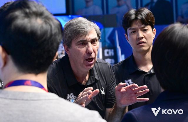 심판 판정에 항의하는 블랑 현대캐피탈 감독(중앙)