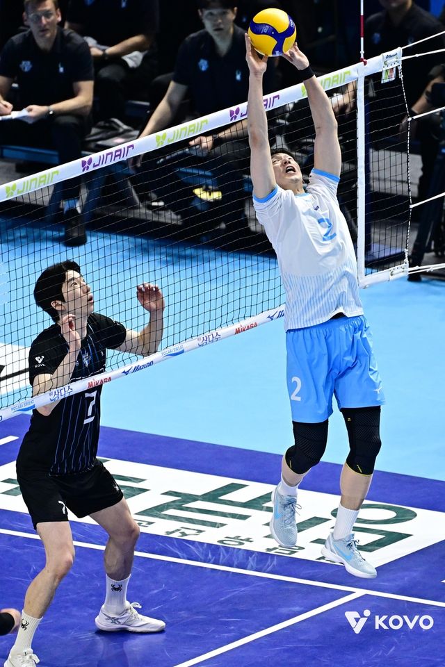 토스하는 대한항공의 한선수(오른쪽)