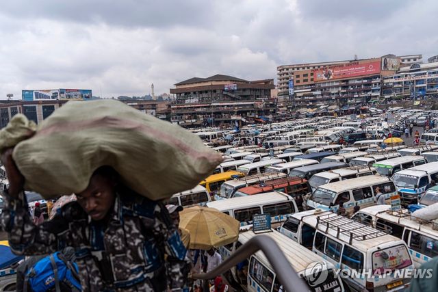 우간다 캄팔라사의 최대 시장 주차장. 사진은 기사 본문과 직접적인 관계는 없음. [AP 연합뉴스 자료사진 재판매 및 DB 금지]