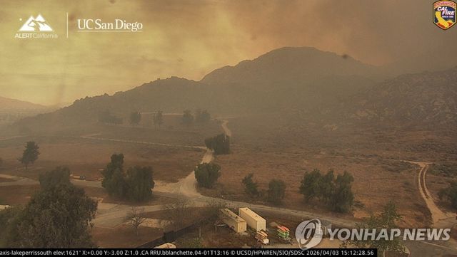 산불 연기가 깔린 캘리포니아