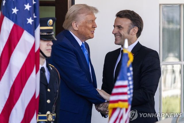 작년 2월 24일 백악관을 방문한 에마뉘엘 마크롱 프랑스 대통령과 악수하는 도널드 트럼프 미국 대통령