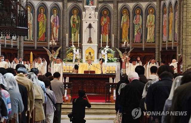 "어둠 넘는 희망 필요"…명동성당 예수 부활 대축일 미사 거행