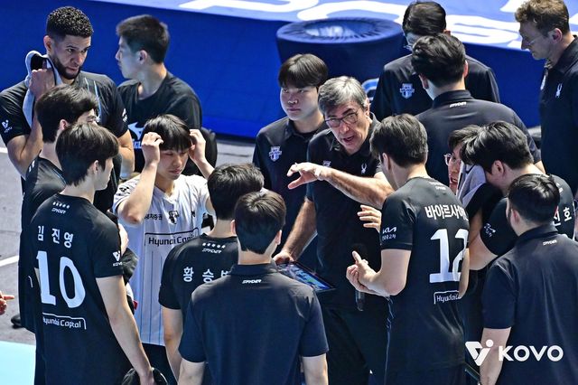 블랑 감독(중앙)의 작전 지시를 듣는 현대캐피탈 선수들