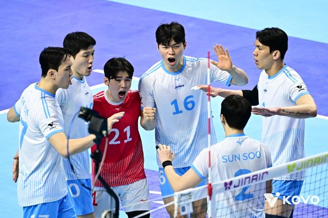 득점 후 기뻐하는 대한항공 선수들