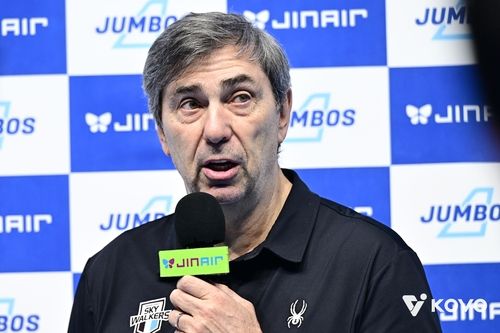 인터뷰하는 블랑 현대캐피탈 감독