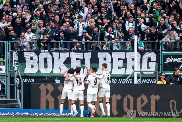 모히야의 선제골 후 기쁨을 나누는 묀헨글라트바흐 선수들.