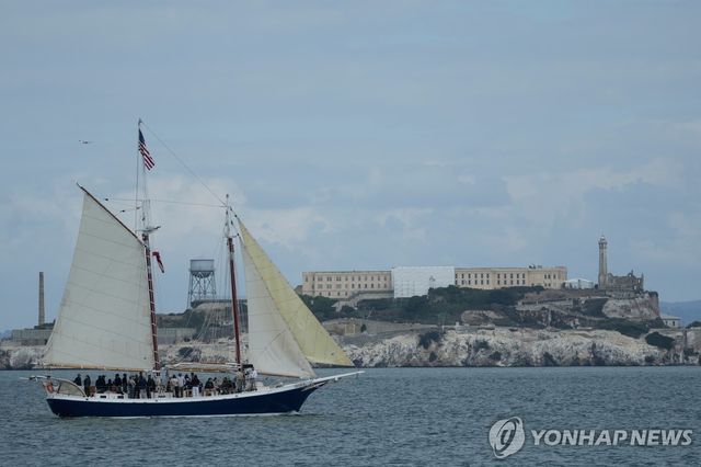 앨커트래즈 관광객들 실은 배