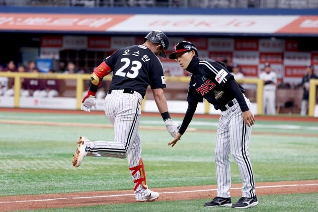 LG 트윈스 오스틴 딘(왼쪽)