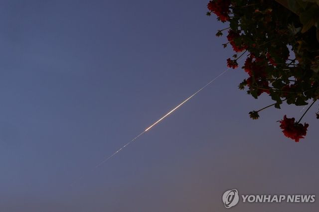 이스라엘을 향해 날아가는 이란 미사일