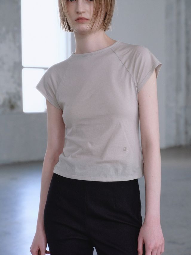 구호플러스의 '티슈 저지 슬림 반소매 티셔츠' 