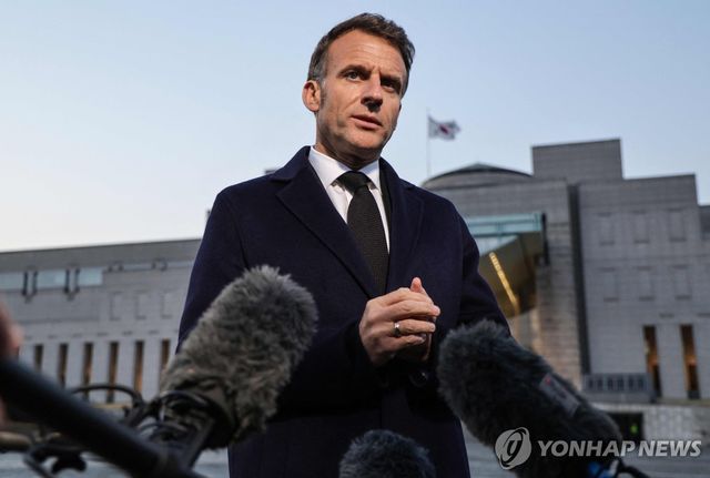 지난 2일 서울 용산 전쟁기념관에서 기자들 질문에 답하는 에마뉘엘 마크롱 프랑스 대통령