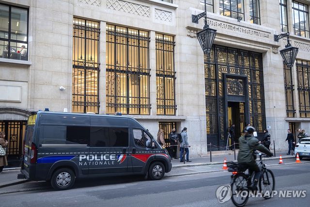 BOA 파리 법인 앞 경찰차