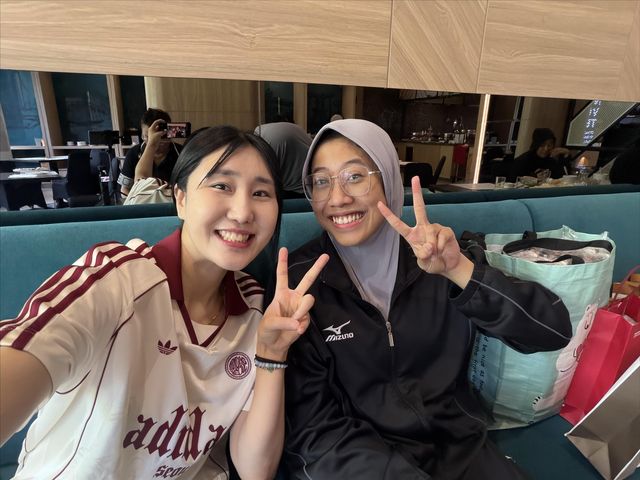 인도네시아 현지에서 메가와 만난 염혜선(왼쪽)