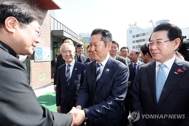 광주 남동성당 찾은 정청래 대표